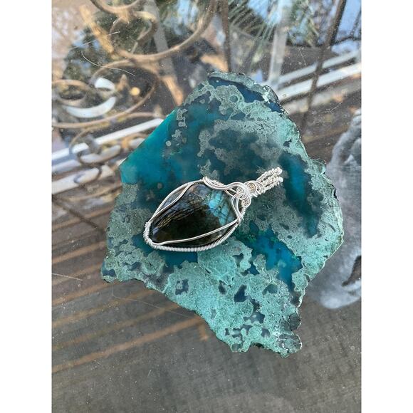 Handcrafted Labradorite Pendant - Picture 8 of 10